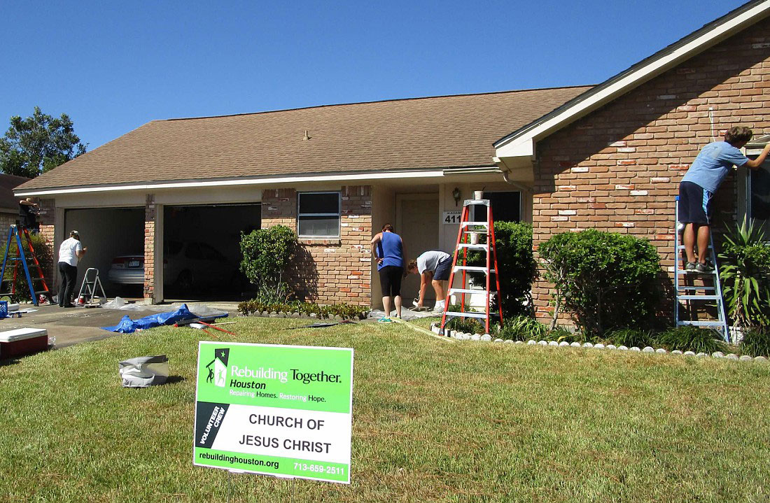 Gunner Gregg and Rebuilding Together Houston crew members at work.
