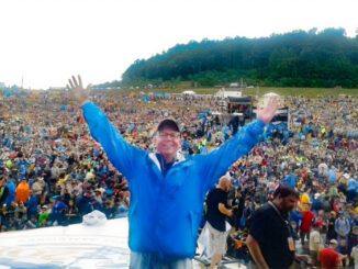 A photo of Ault on stage at the 2017 Jamboree